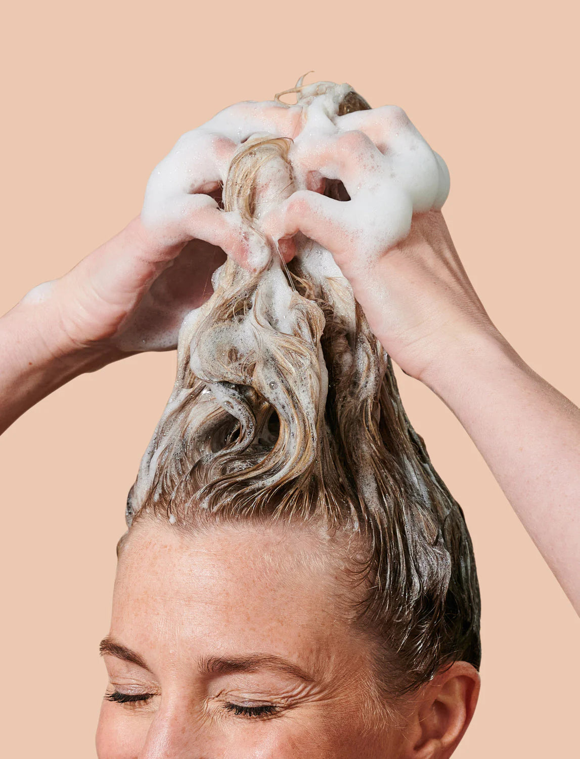 Under Luna - Grounded Shampoo: supports a balanced scalp