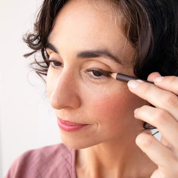 Applying 100% PURE – Long Last Eyeliner Brown
