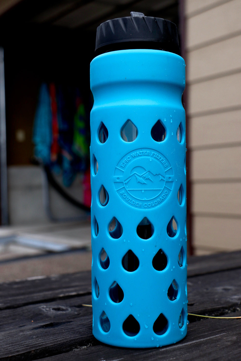 Blue Epic Escape Glass Bottle with Filter 32 oz Outside