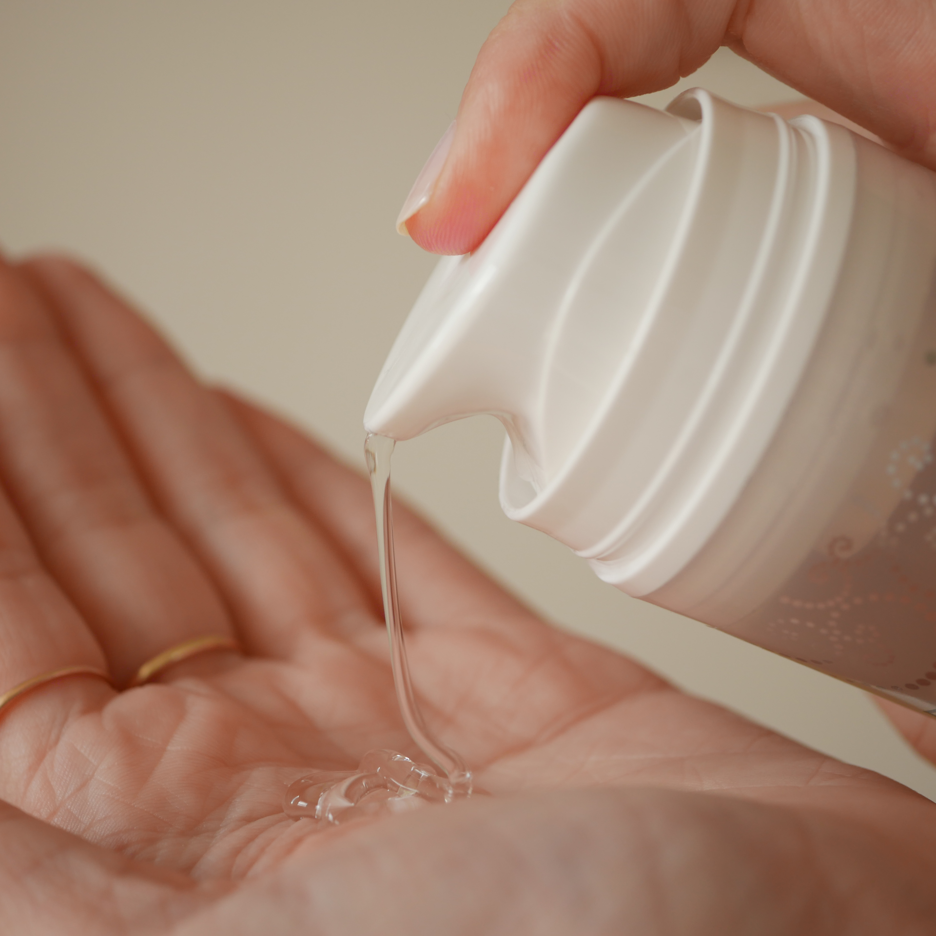 How to Use EVOLVh WonderBalm Magic for Curls